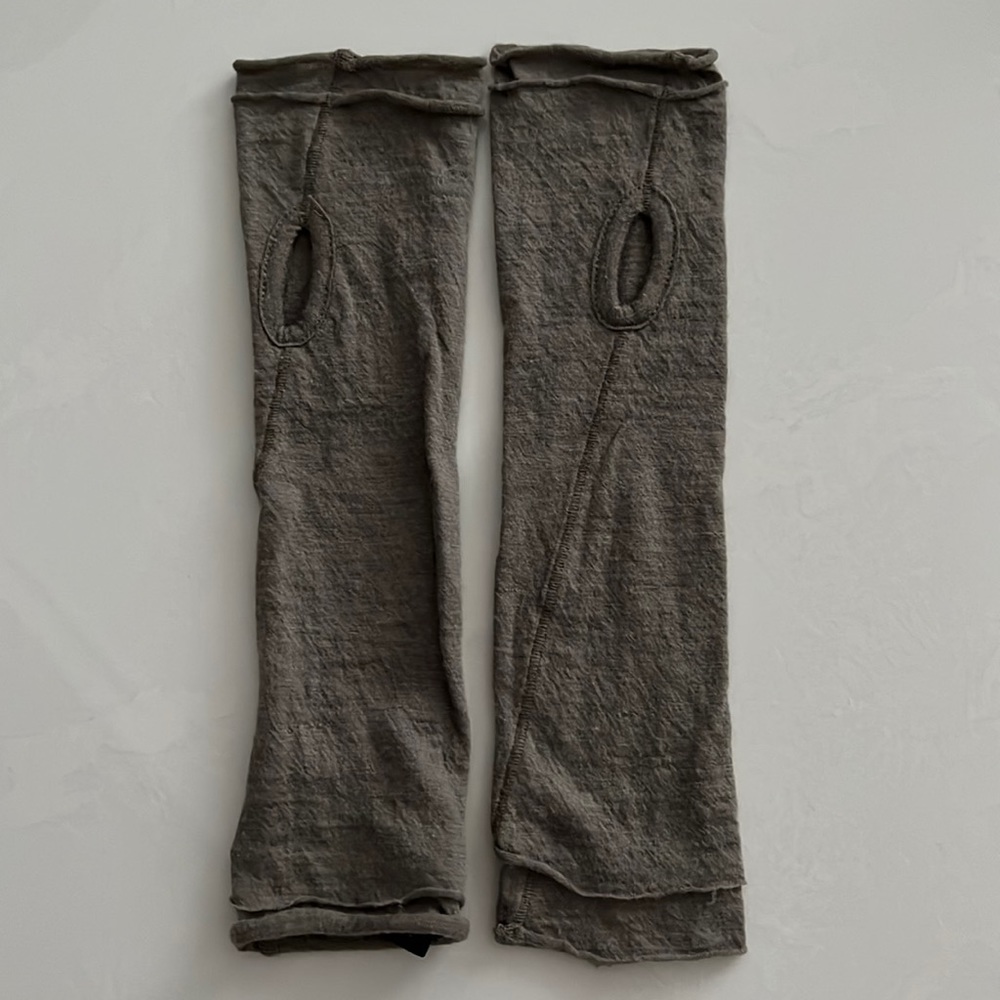 Isabele Benenato hand covers